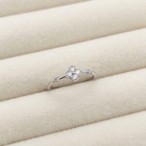 Anillo Plata no.  flor 2 circonias a los lados